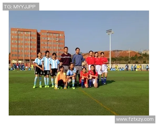 女性足球明星优雅跑姿瞬间展现运动魅力与风采